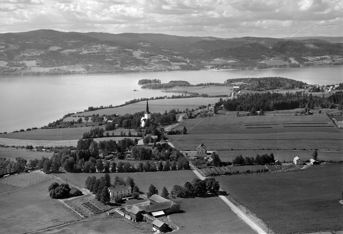 Widerøes Flyveselskap A/S, Flyfoto av Sveinhaug gard, Ringsaker kirke mot Mjøsa og Biri.