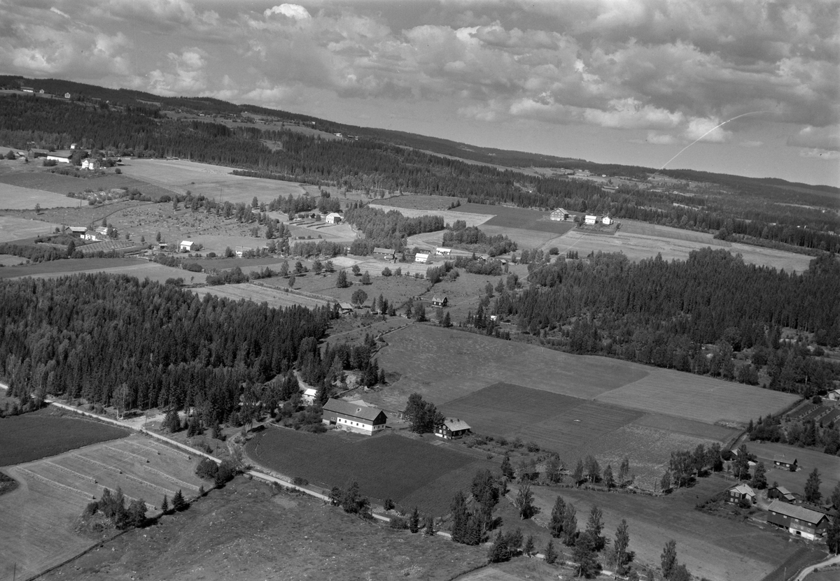 Widerøes Flyveselskap A/S, Flyfoto av Sørlunden gard, Veldre, Ringsaker.