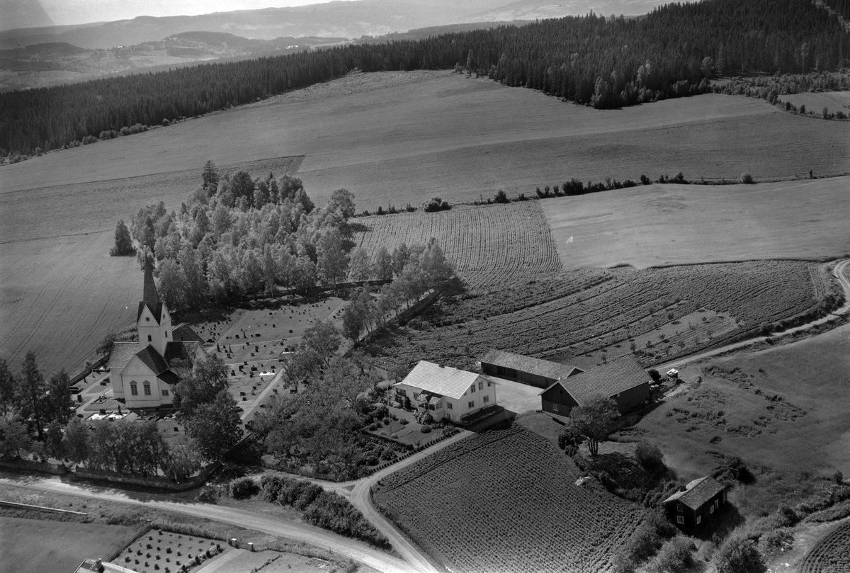 Widerøes Flyveselskap A/S, Flyfoto av Årskog og Veldre kirke, Ringsaker.