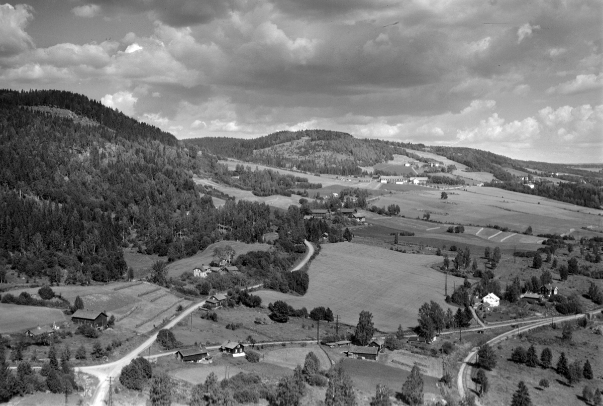 Widerøes Flyveselskap A/S, Flyfoto av Tandestuekrysset, Ringsaker, mot Rudshøgda med Kjos og Fuglseng.