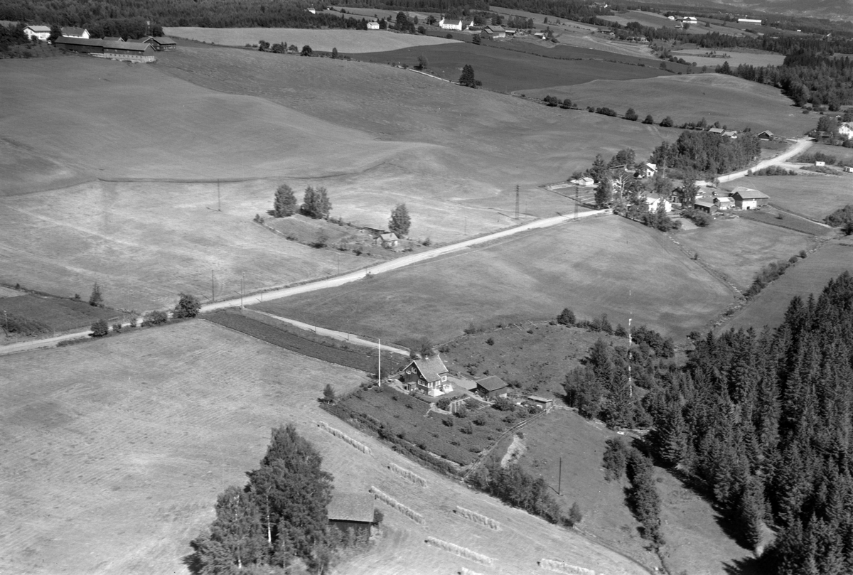 Widerøes Flyveselskap A/S, Flyfoto av bebyggelse ved Åshøgdvegen, Ringsaker.