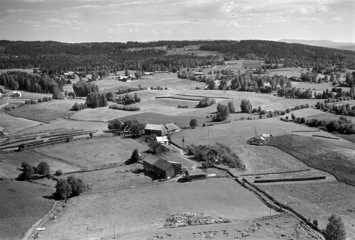 Widerøes Flyveselskap A/S, Flyfoto av Kroksrud vestre, Gaupen, Ringsaker.