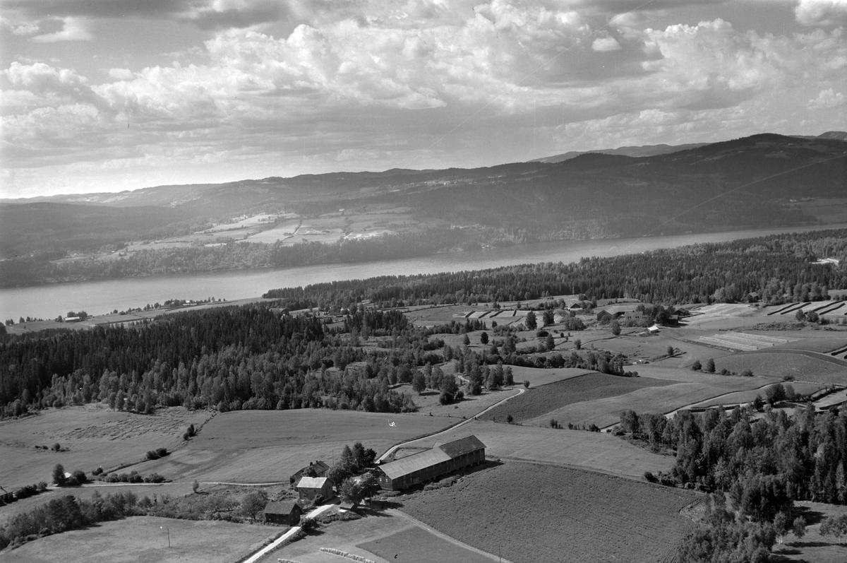 Widerøes Flyveselskap A/S, Flyfoto Ringsaker med utsikt mot Moelv.