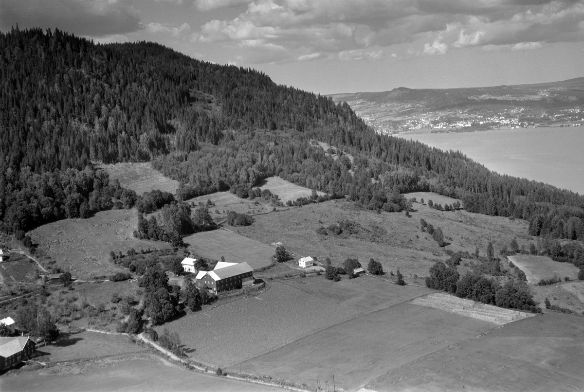 Widerøes Flyveselskap A/S, Flyfoto, gardsbruk, Biskoplien, Bangsberg, utsikt mot Brumunddal, Nes, Hedmark.