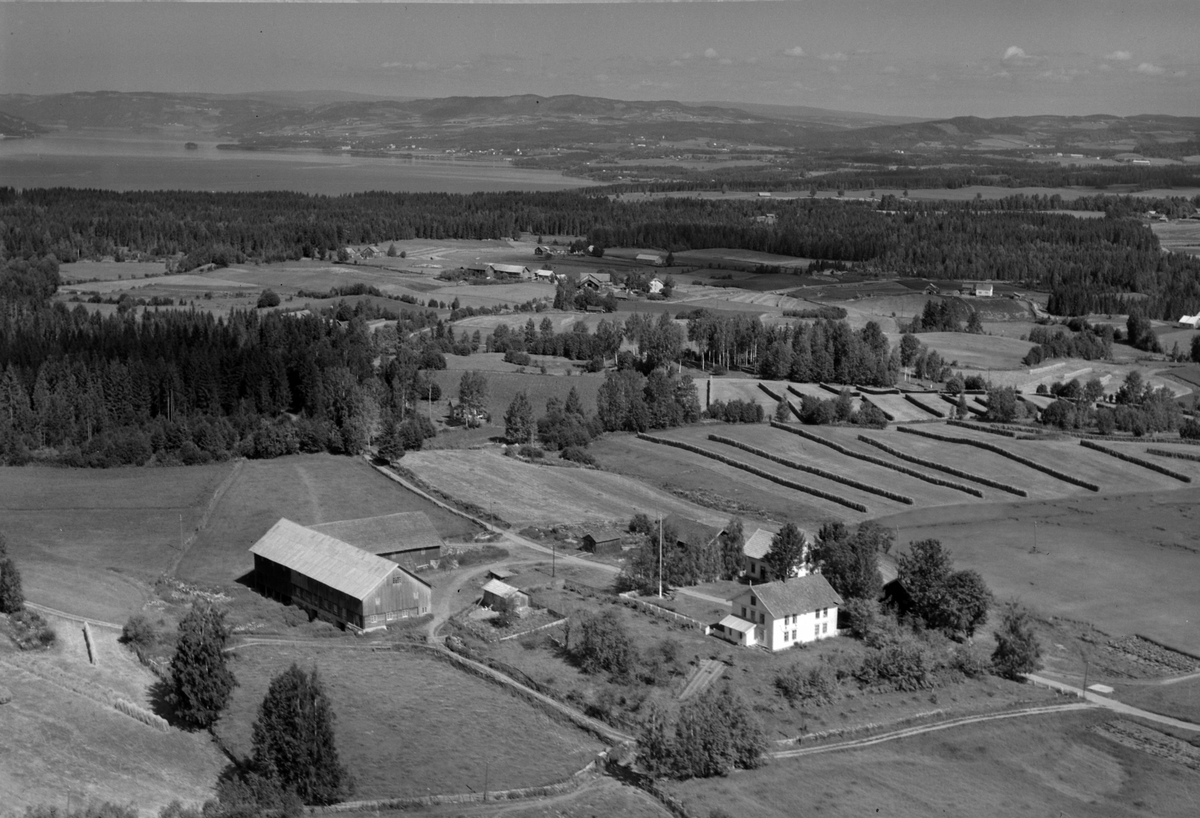 Widerøes Flyveselskap A/S, Flyfoto av Årsrud gard, Gaupen, Ringsaker.