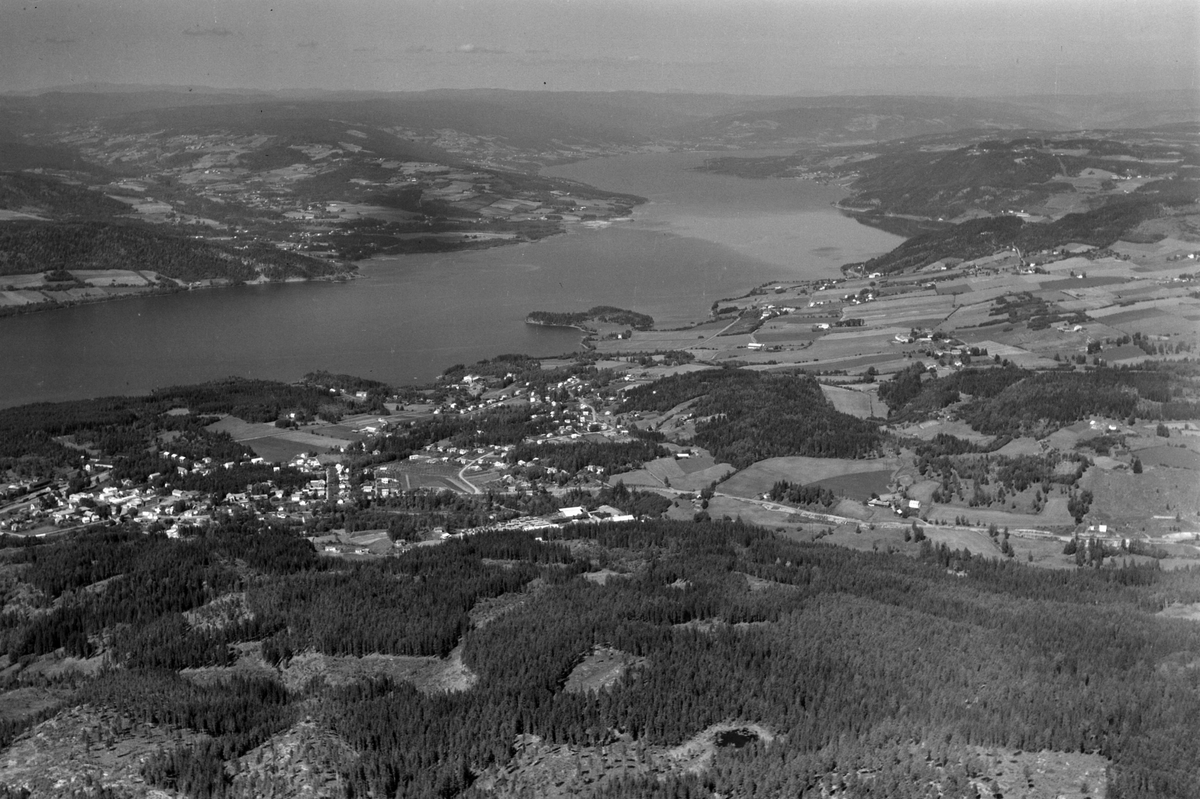 Widerøes Flyveselskap A/S, Flyfoto av Moelv. Stor oversikt med Mjøsa, Ring og Biri.