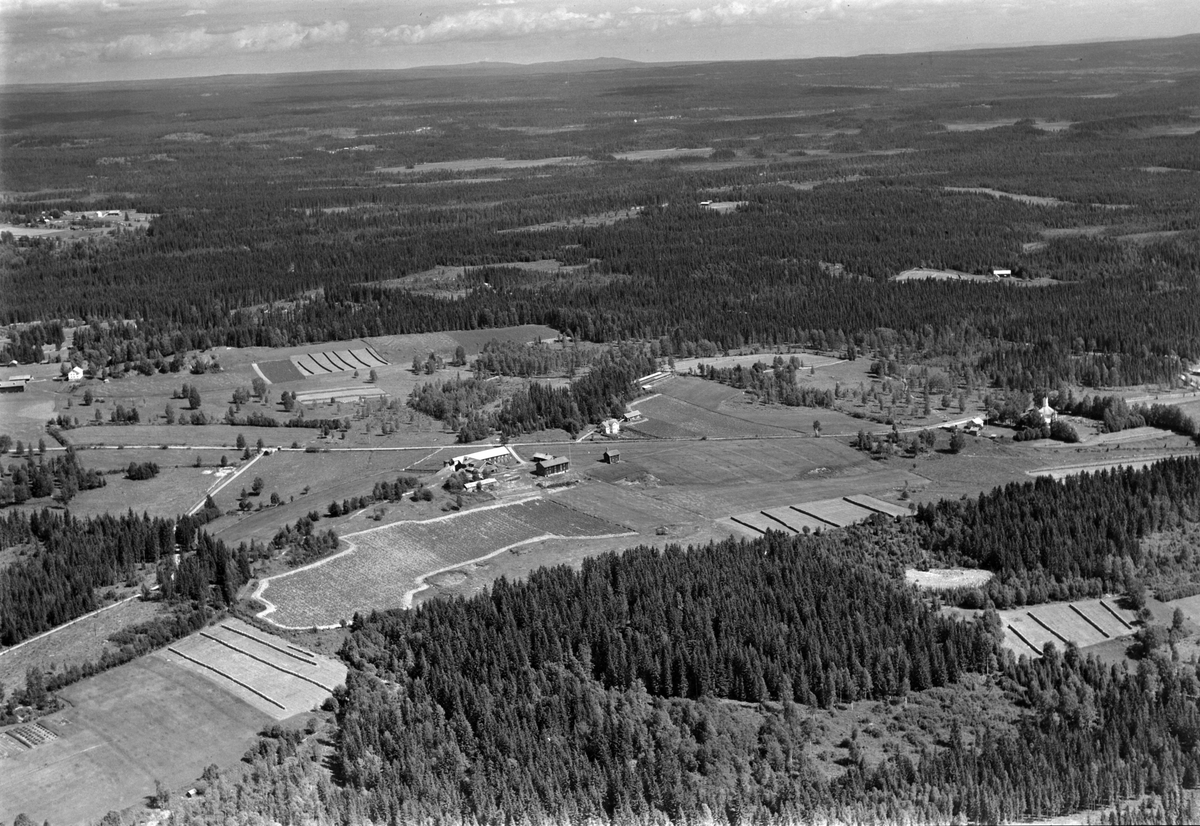 Widerøes Flyveselskap A/S, Flyfoto av Åsen nedre (Neråsen) er gården man ser litt til venstre på bildet, man ser også Åsmarka kirke til høyre.