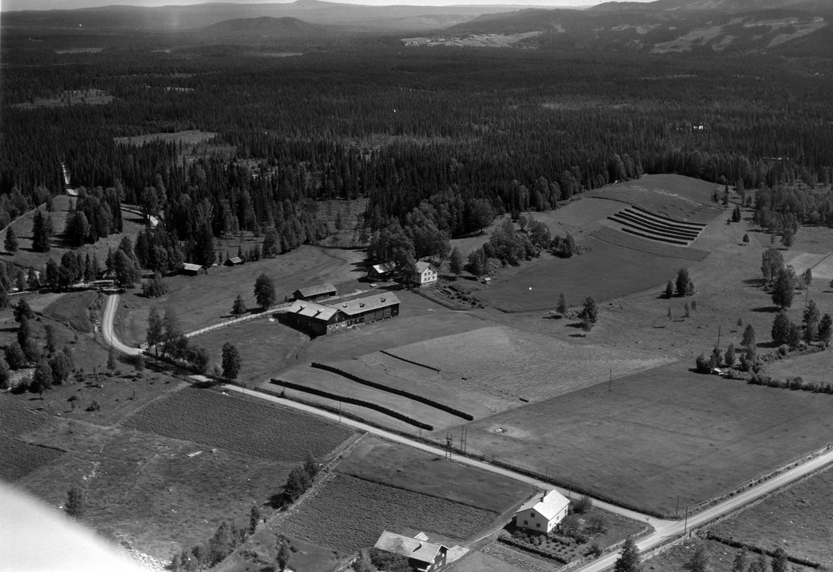 Widerøes Flyveselskap A/S, Flyfoto av Busmundrud gard, Åsmarka, Ringsaker.