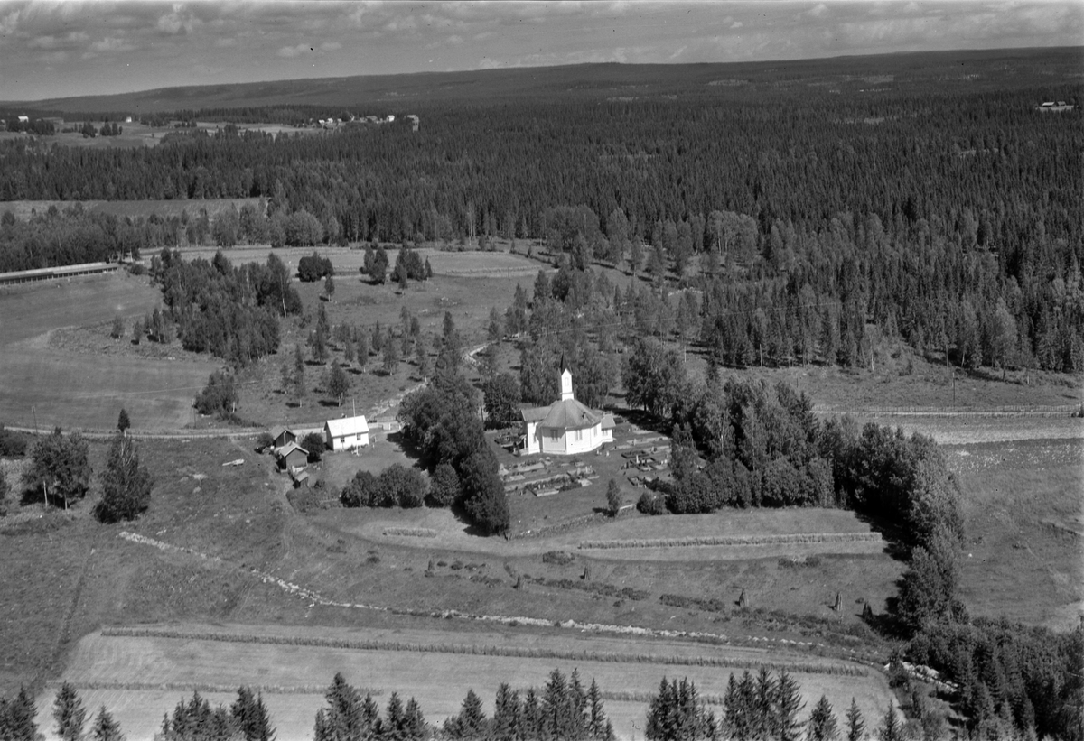 Widerøes Flyveselskap A/S, Flyfoto av Åsmarka kirke, Ringsaker.