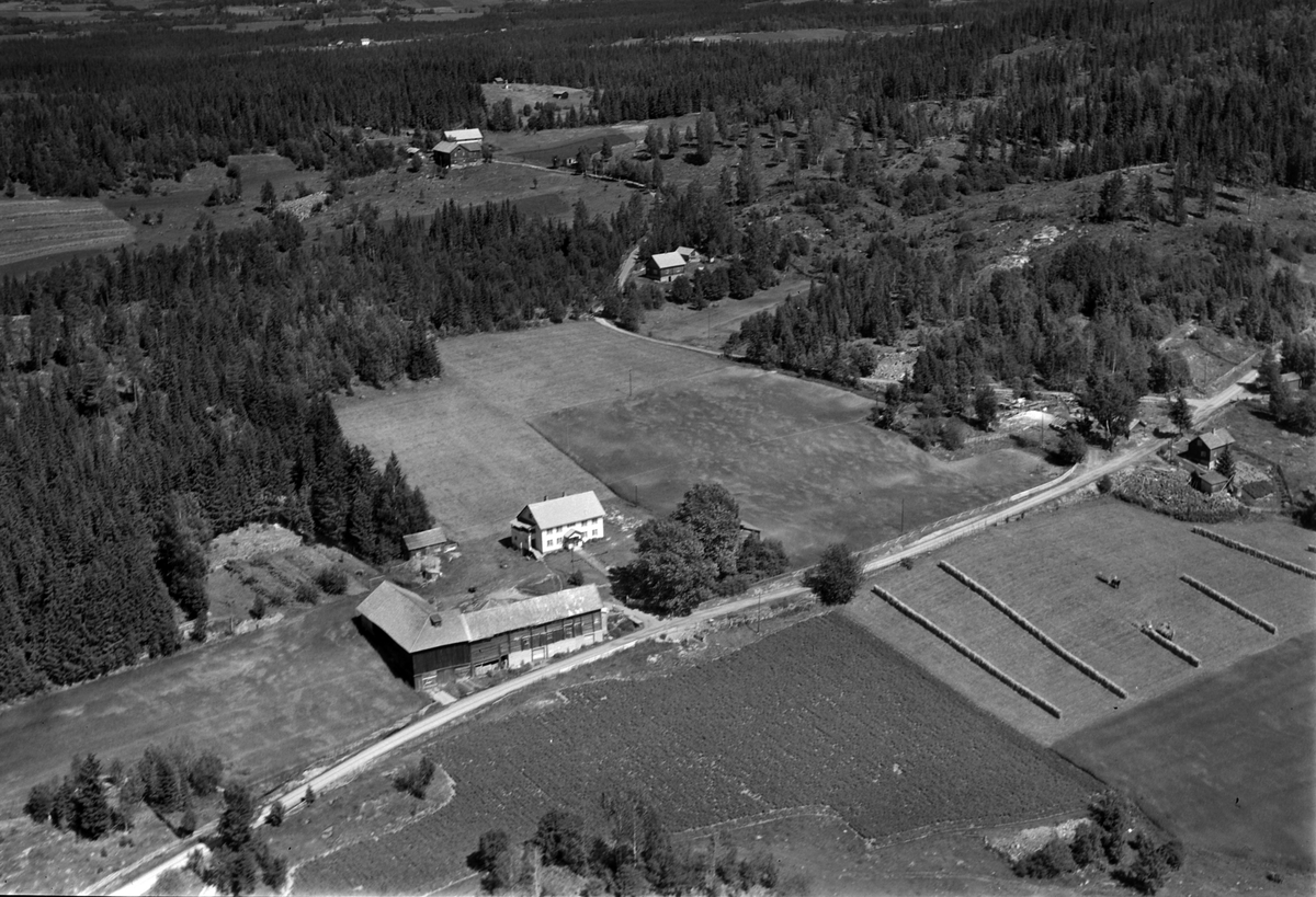 Widerøes Flyveselskap A/S, Flyfoto av Nordbruket gard, Brøttum, Ringsaker.