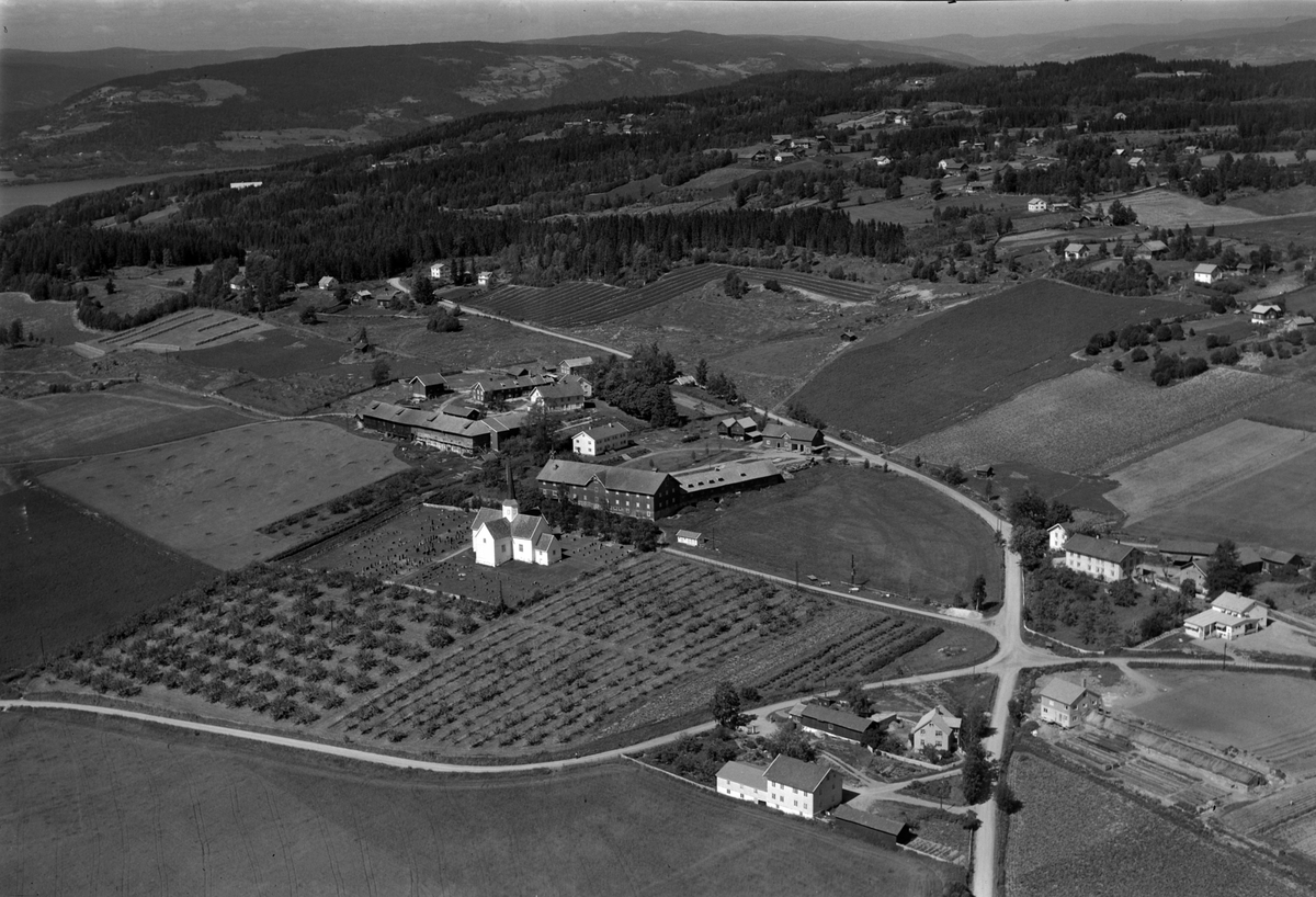 Widerøes Flyveselskap A/S, Flyfoto av Brøttum kirke, Ringsaker. Mæhlum søndre og nordre. Landskapet rundt.