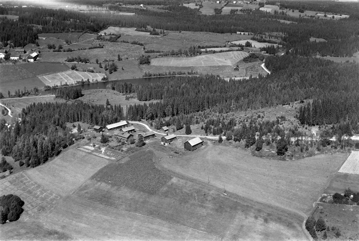 Widerøes Flyveselskap A/S, Flyfoto av Vesterlia, Brøttum, Ringsaker. Kinntjernet i bakgrunn.