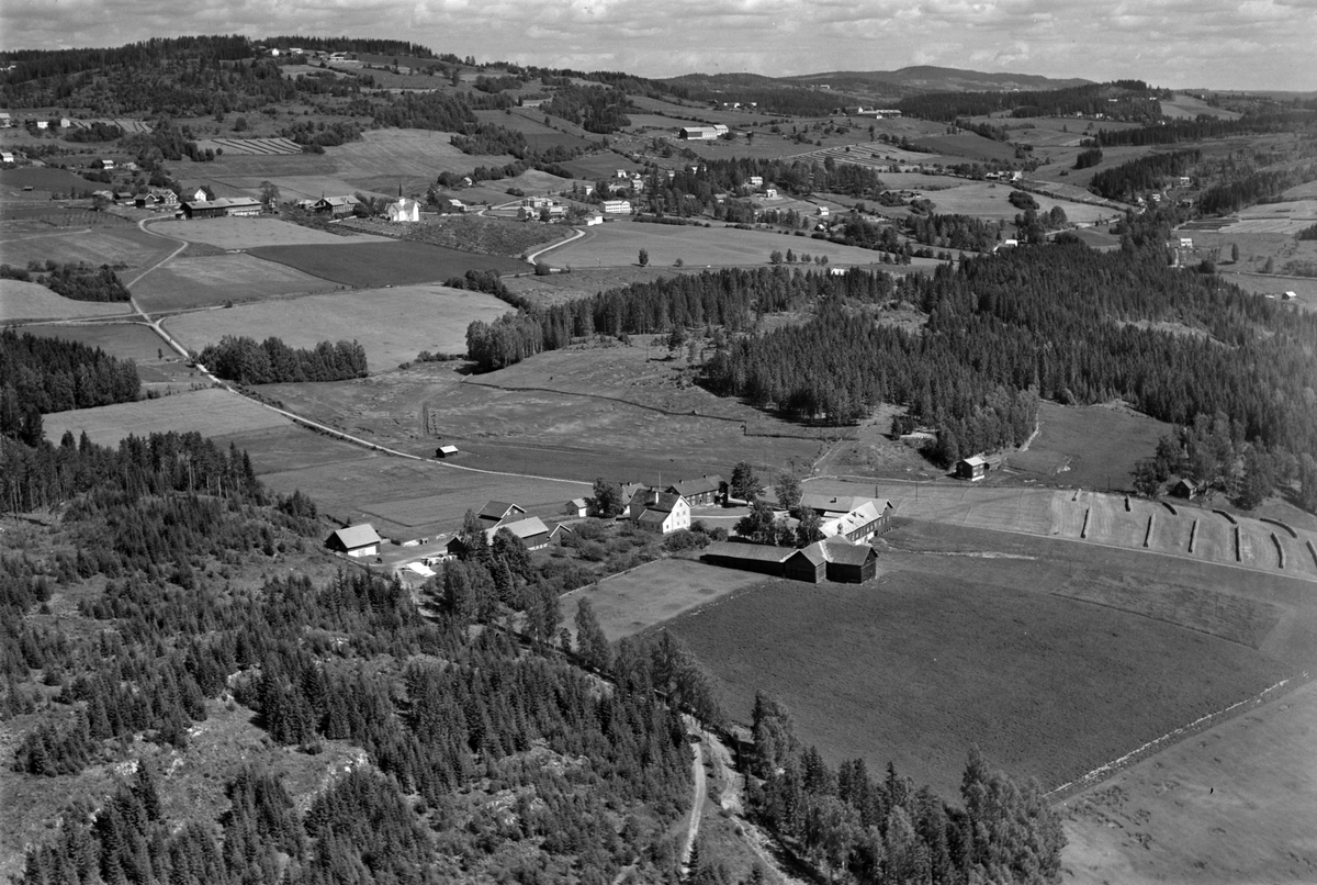 Widerøes Flyveselskap A/S, Flyfoto av Hundskjold gard, Brøttum, Ringsaker.
