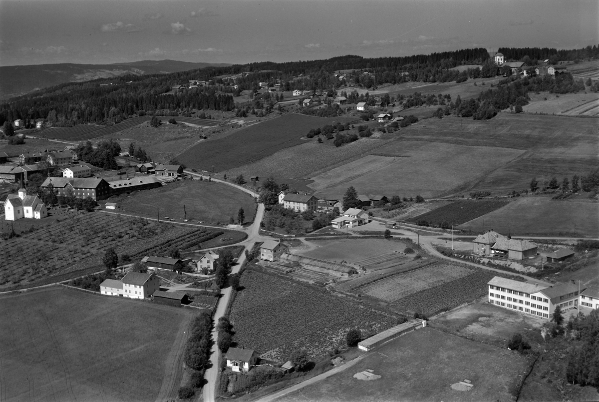 Widerøes Flyveselskap A/S, Flyfoto av Brøttum, Ringsaker med skole, gårder og kirken.