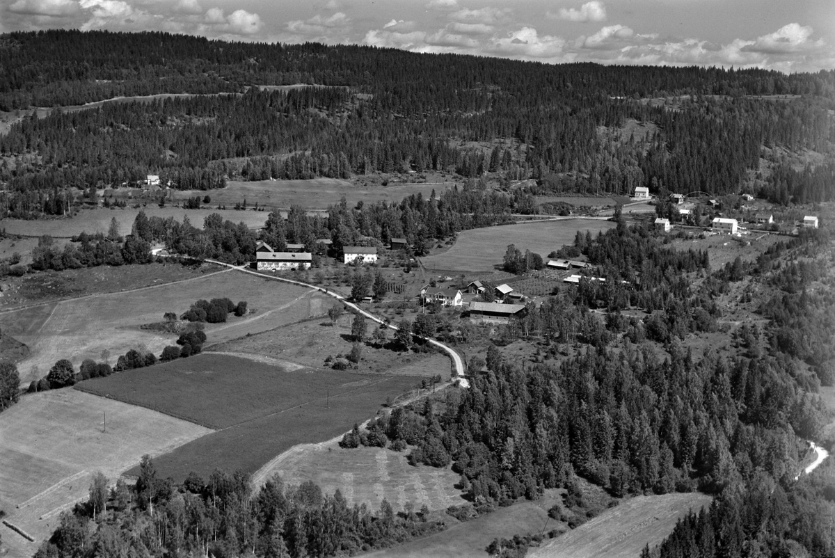 Widerøes Flyveselskap A/S, Flyfoto av Bergseng gard og Bergseng nedre, Brøttum, Ringsaker.