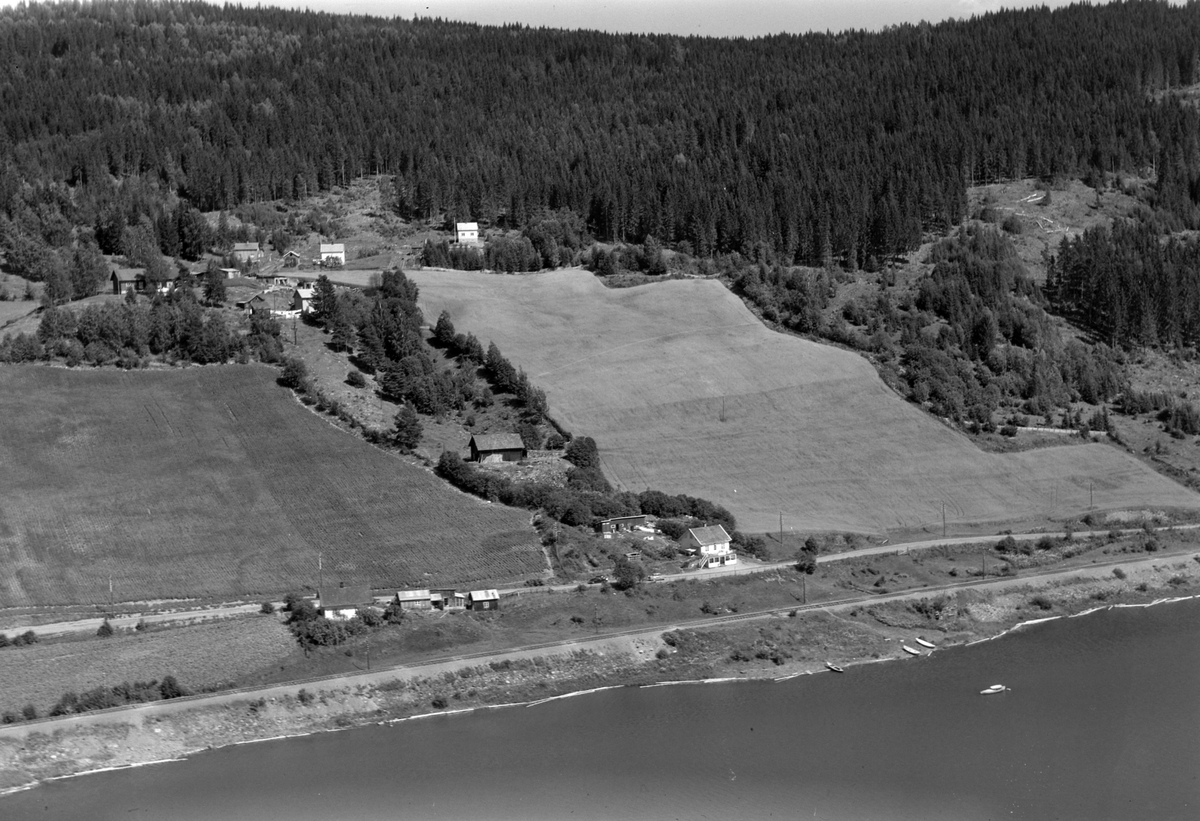 Widerøes Flyveselskap A/S, Flyfoto av bebyggelse langs Turistvegen (gamle riksveg 50), Solvang, Brøttum, Ringsaker.