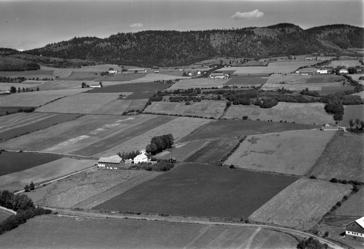 Widerøes Flyveselskap A/S, Flyfoto av Høyby gard, Ring, Ringsaker.