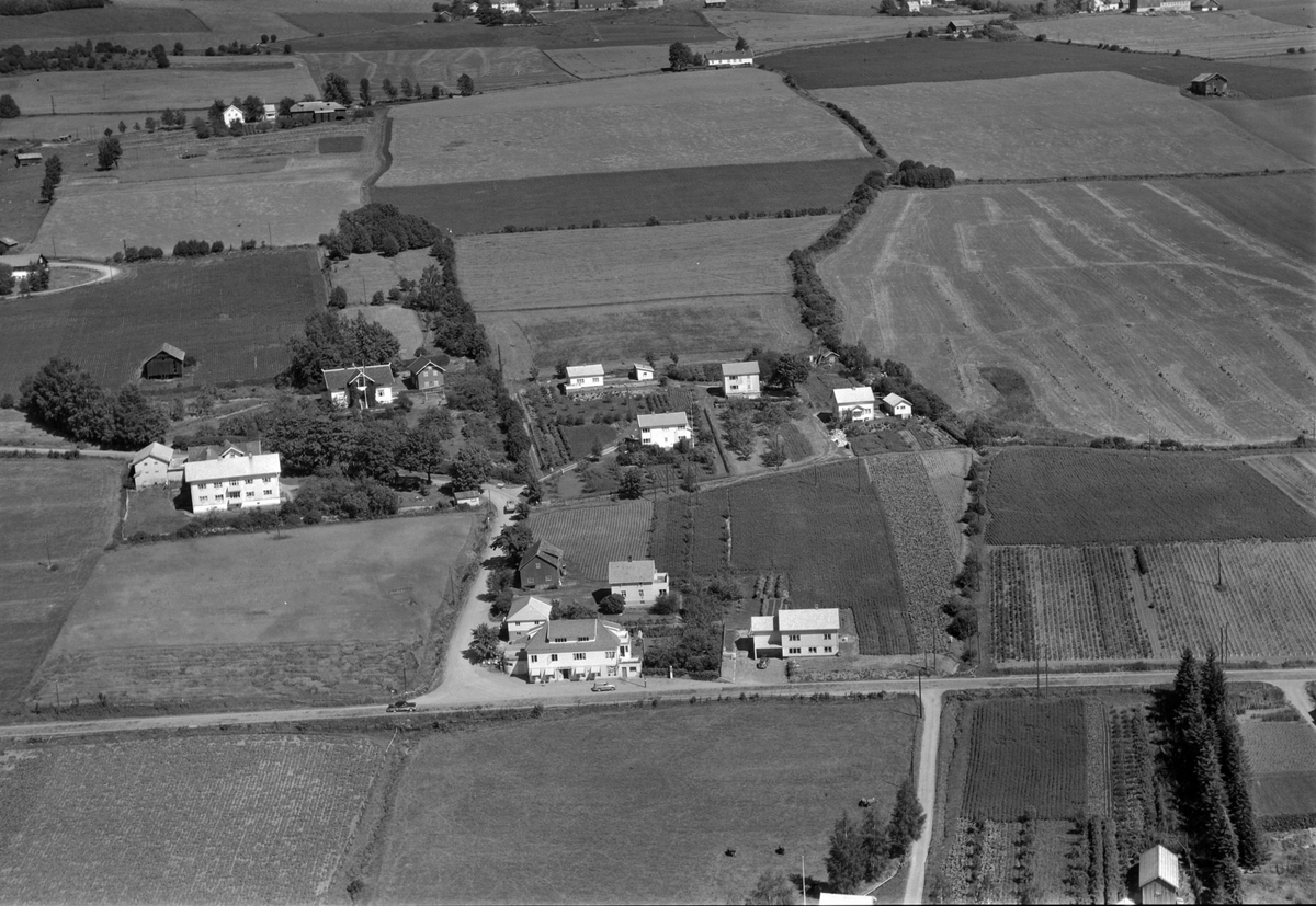 Widerøes Flyveselskap A/S, Flyfoto av A. Skaugen landhandel på Ring, Ringsaker.