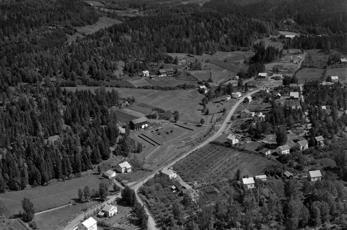 Widerøes Flyveselskap A/S, Flyfoto av bebyggelse ved Pinnerudvegen, Moelv, Ringsaker.
