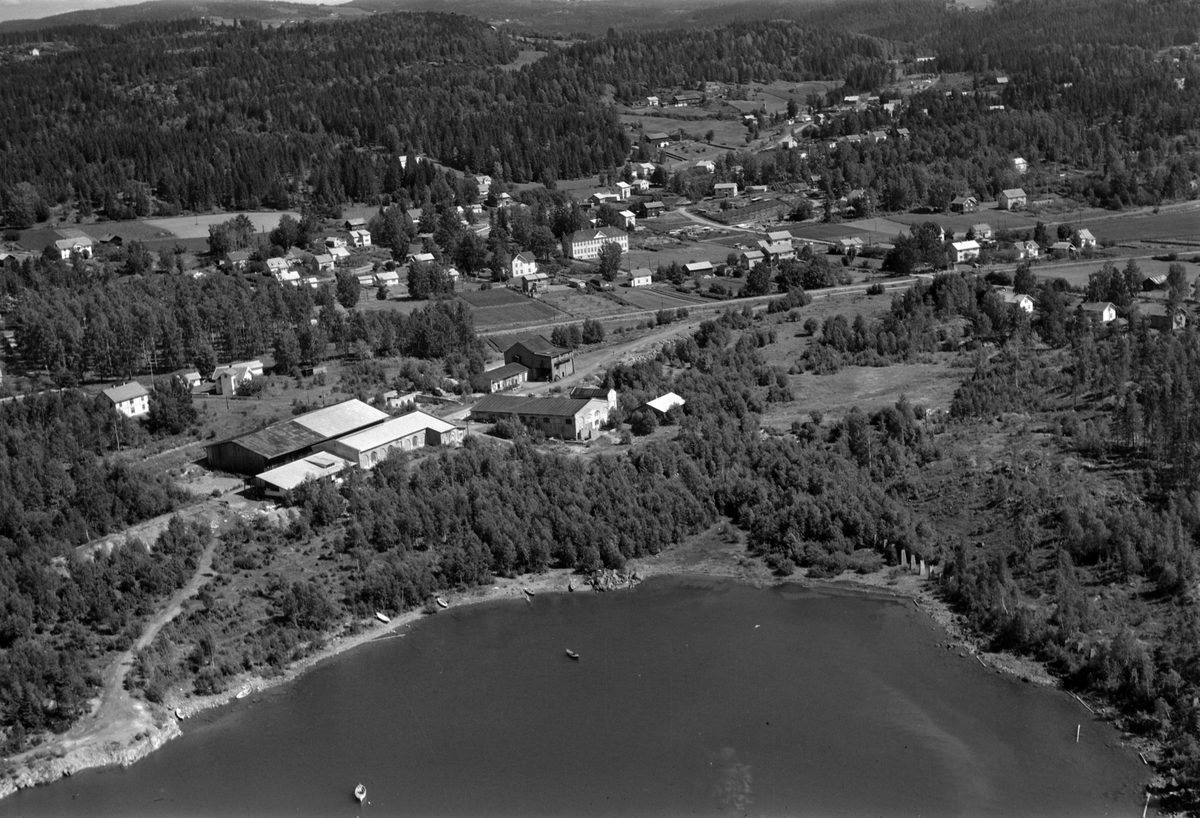 Widerøes Flyveselskap A/S, Flyfoto av Moelv Cellulose, Hagavika, Ringsaker. Kilde skole i bakgrunnen.