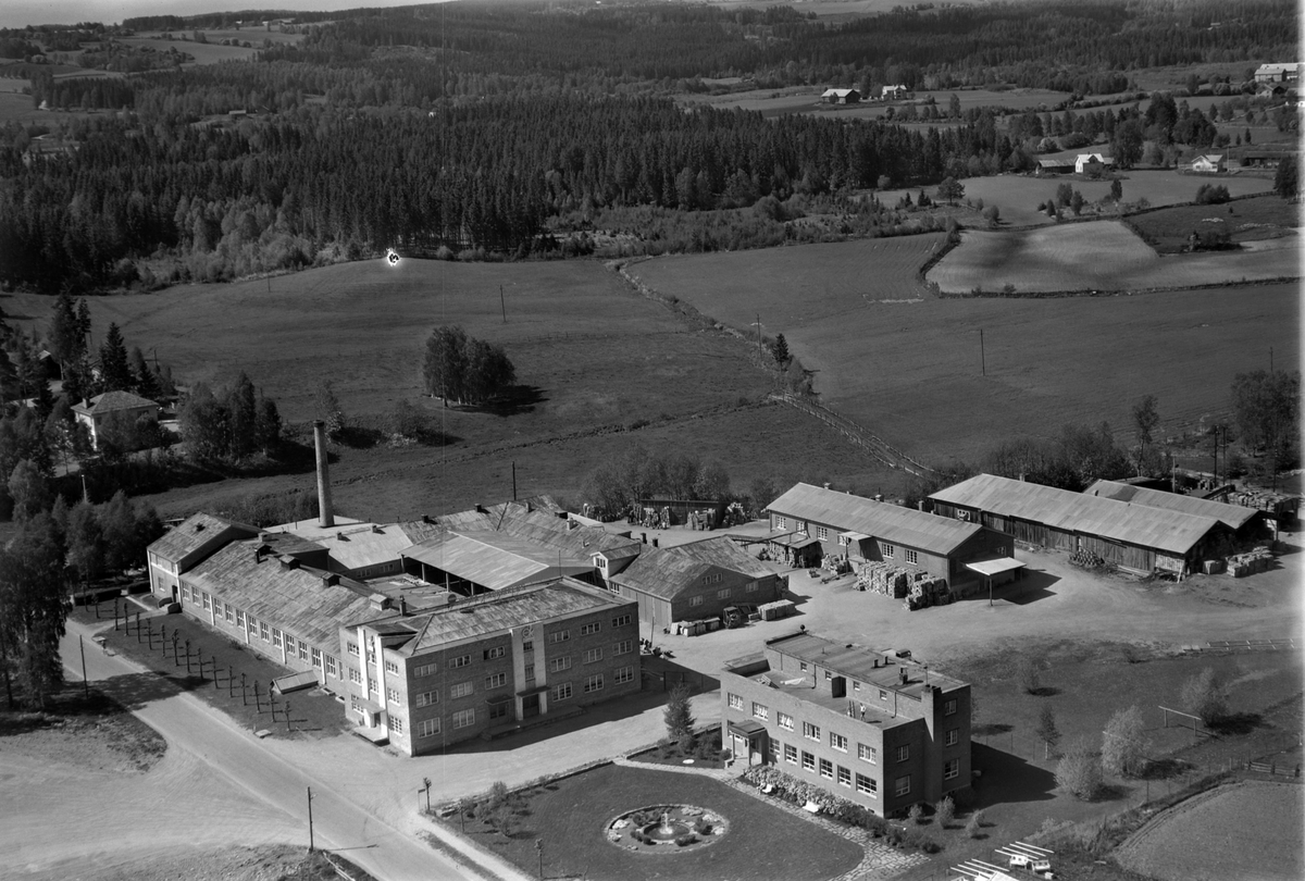 Widerøes Flyveselskap A/S, Flyfoto av Nora Fabrikker A/S, Brumunddal.