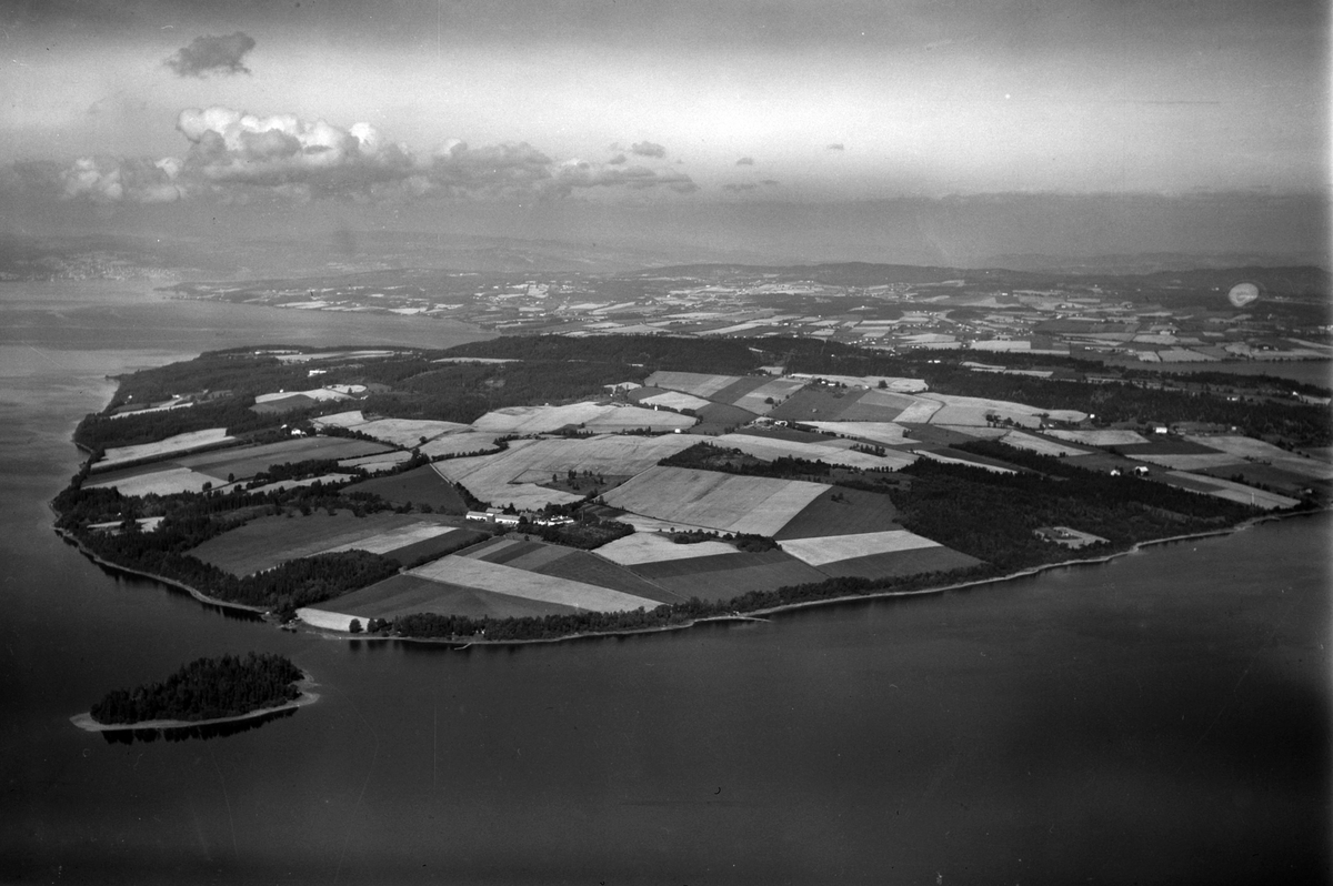 Widerøes Flyveselskap A/S, Flyfoto, Helgøya, Holmen, Mjøsa, Nes i bakgrunn.