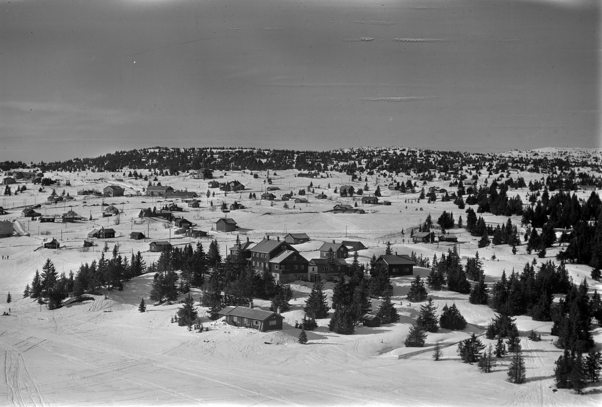 Widerøes Flyveselskap A/S, Flyfoto av bebyggelse i vinterlandskap på Sjusjøen, Ringsaker Almenning.