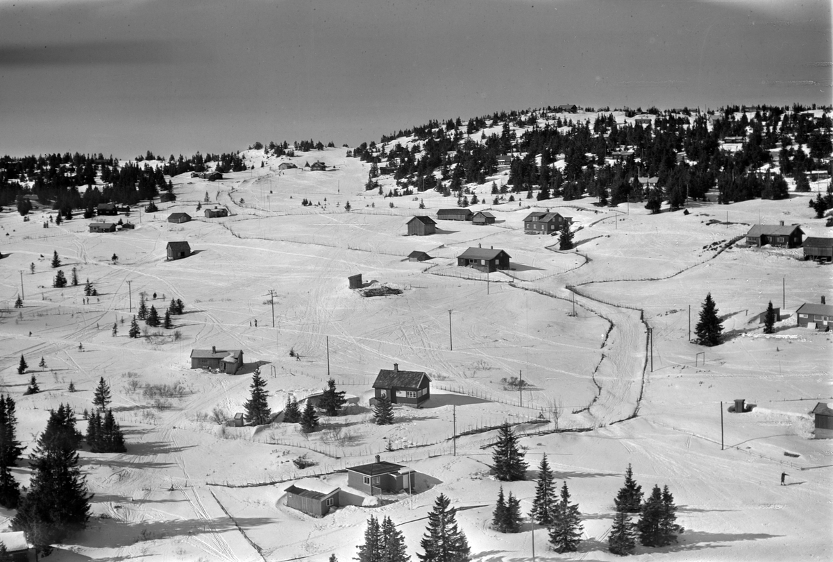 Widerøes Flyveselskap A/S, Flyfoto av bebyggelse i vinterlandskap på Sjusjøen, Ringsaker Almenning.