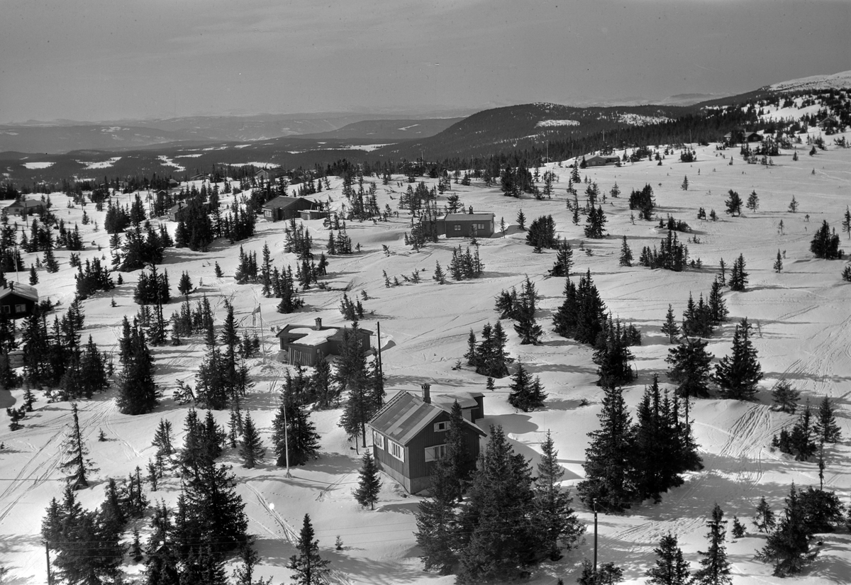 Widerøes Flyveselskap A/S, Flyfoto av bebyggelse i vinterlandskap på Sjusjøen, Ringsaker Almenning.