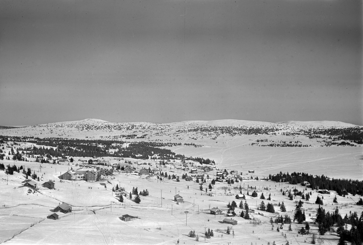 Widerøes Flyveselskap A/S, Flyfoto av bebyggelse i vinterlandskap på Sjusjøen, Ringsaker Almenning.