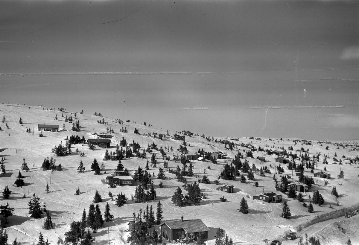 Widerøes Flyveselskap A/S, Flyfoto av bebyggelse i vinterlandskap på Sjusjøen, Ringsaker Almenning.