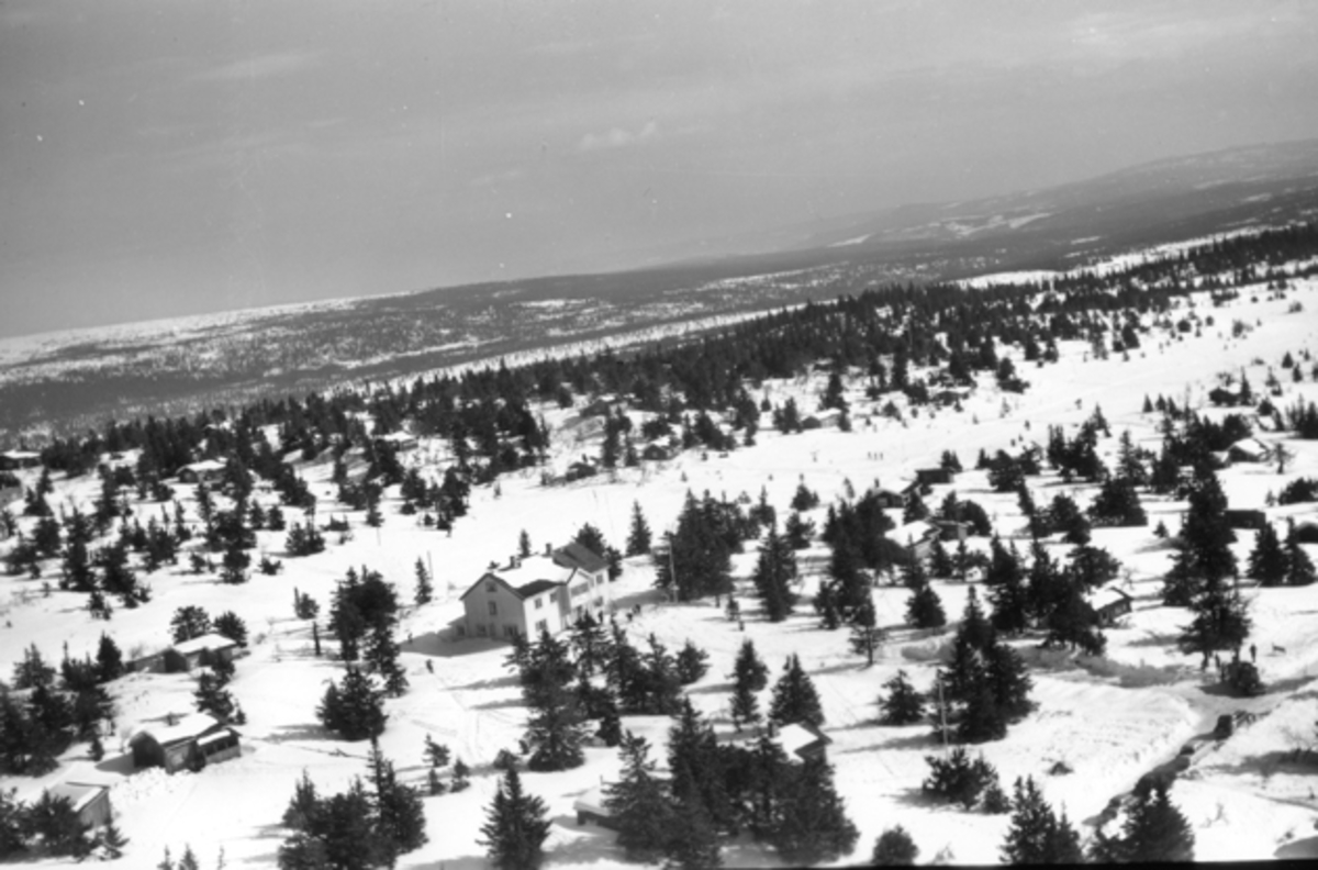 Widerøes Flyveselskap A/S, Flyfoto av bebyggelse i vinterlandskap på Ljøsheim, Ringsaker Almenning.