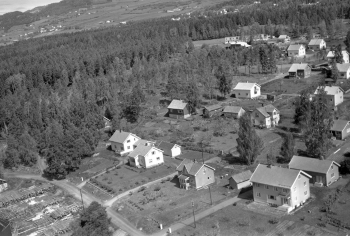 Widerøes Flyveselskap A/S, Flyfoto av Brennerivika med tømmerlense i forgrunn, Moelv, Ringsaker.
