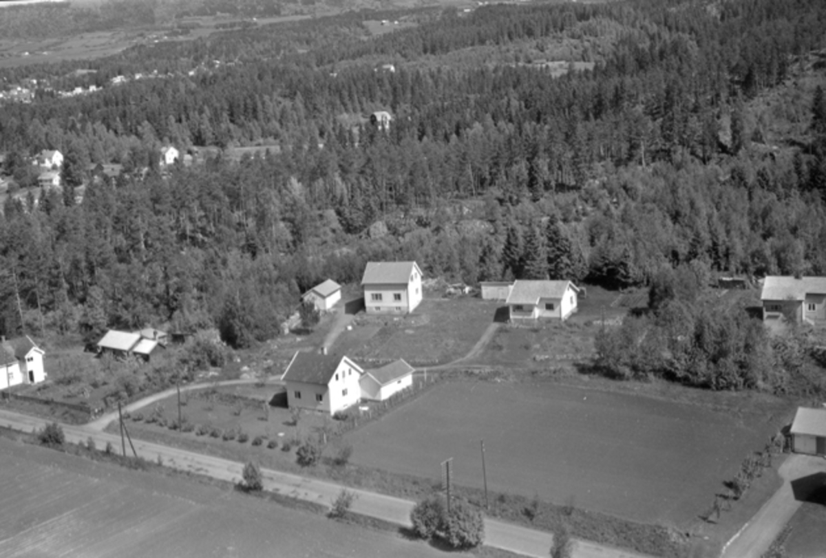 Widerøes Flyveselskap A/S, Flyfoto av bebyggelse ved Ødegårdstoppen, Moelv, Ringsaker.