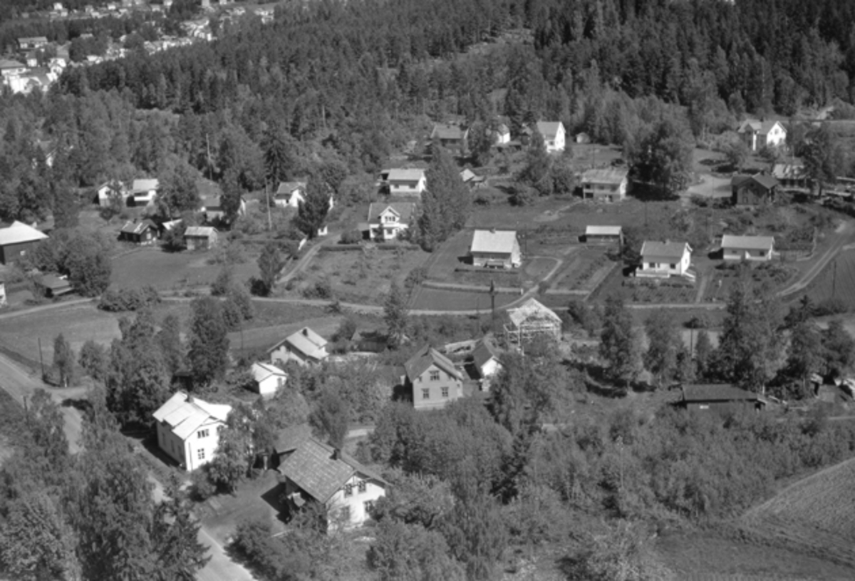 Widerøes Flyveselskap A/S, Flyfoto av bebyggelse ved Ødegårdstoppen, Moelv, Ringsaker.