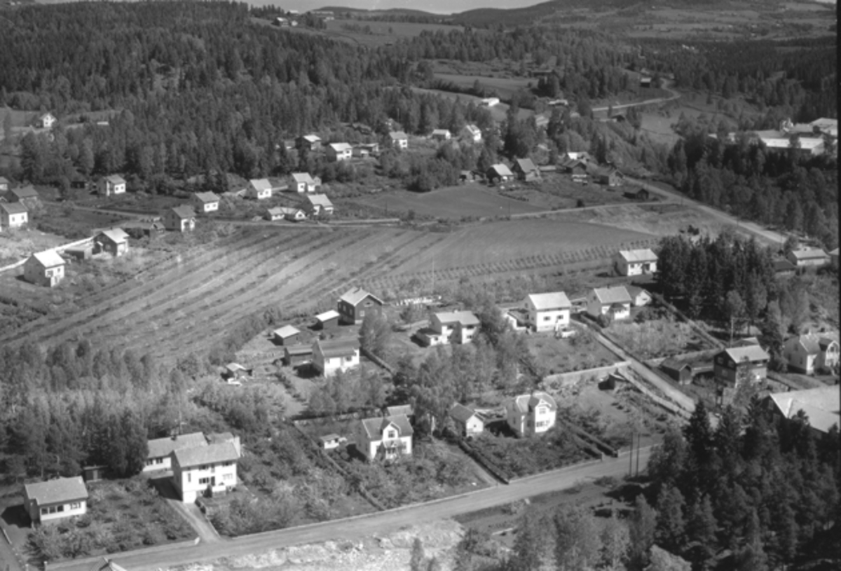 Widerøes Flyveselskap A/S, Flyfoto av bebyggelse ved Jensstuvegen, Moelv, Ringsaker.