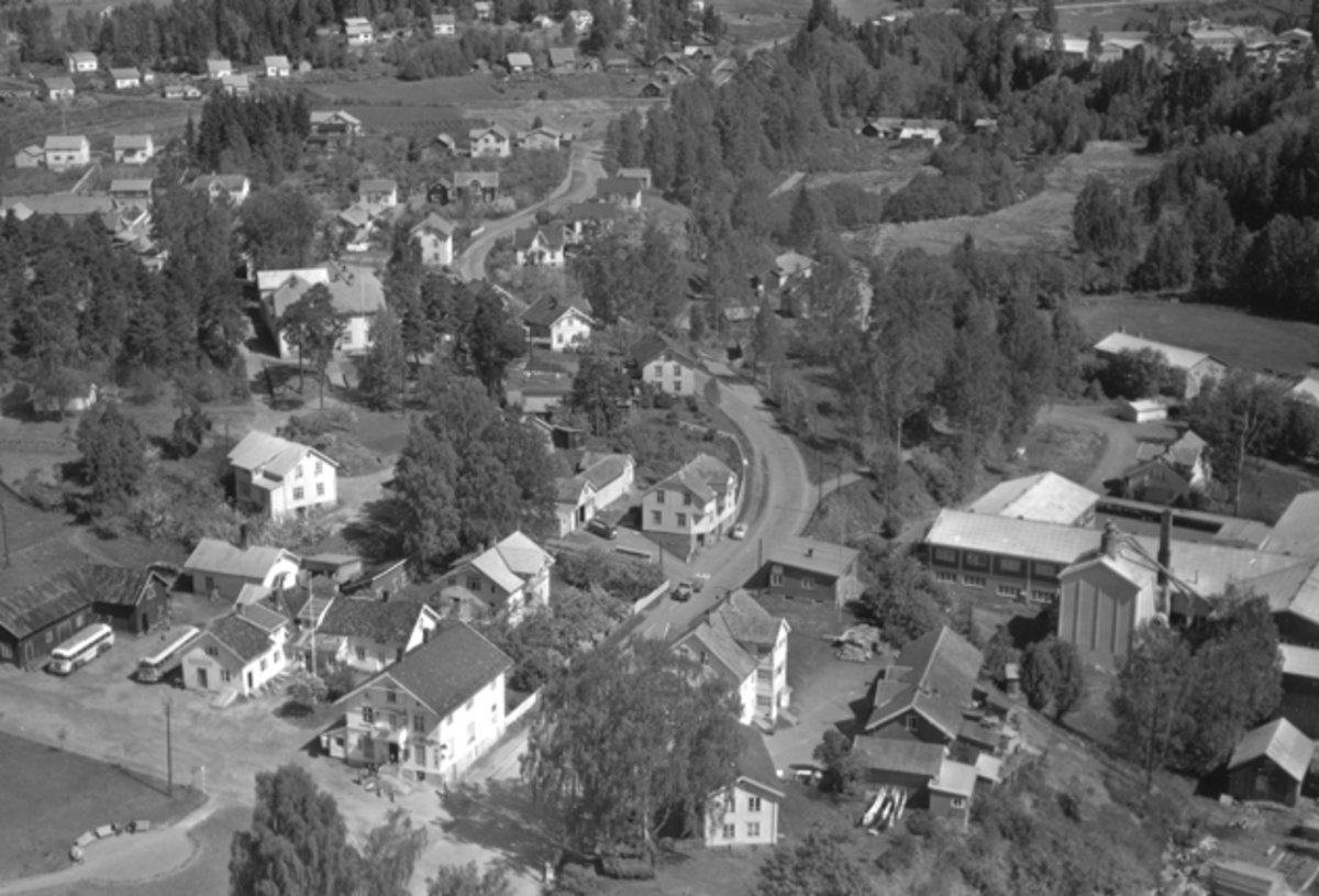 Widerøes Flyveselskap A/S, Flyfoto av rutebilstasjonen, bebyggelse ved Åsmarkvegen, Moelv, Ringsaker.