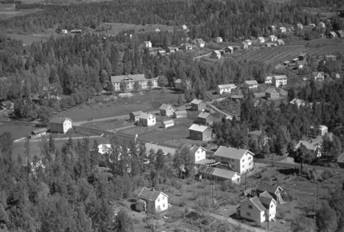 Widerøes Flyveselskap A/S, Flyfoto av Storgata, Jensstuvegen, Ringsaker sykehjem, Moelv, Ringsaker.