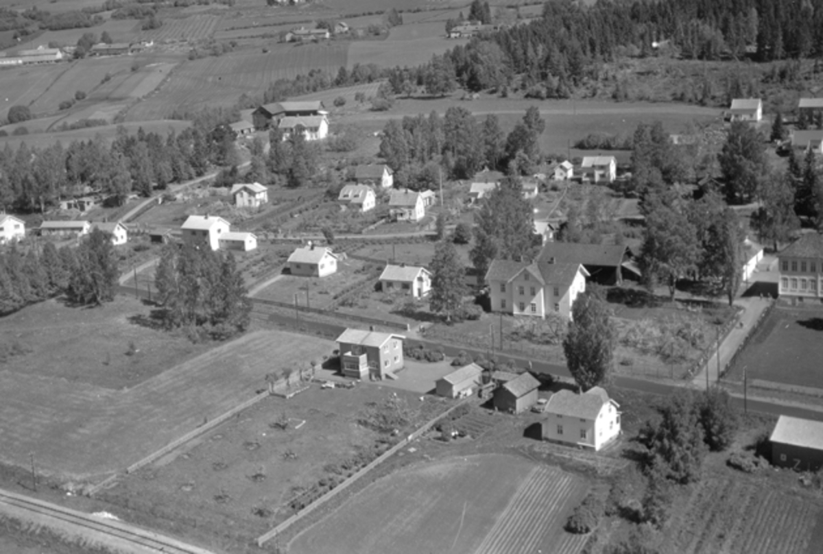 Widerøes Flyveselskap A/S, Flyfoto av Kilde skole, Moelv, Ringsaker og bebyggelsen nord for skolen.