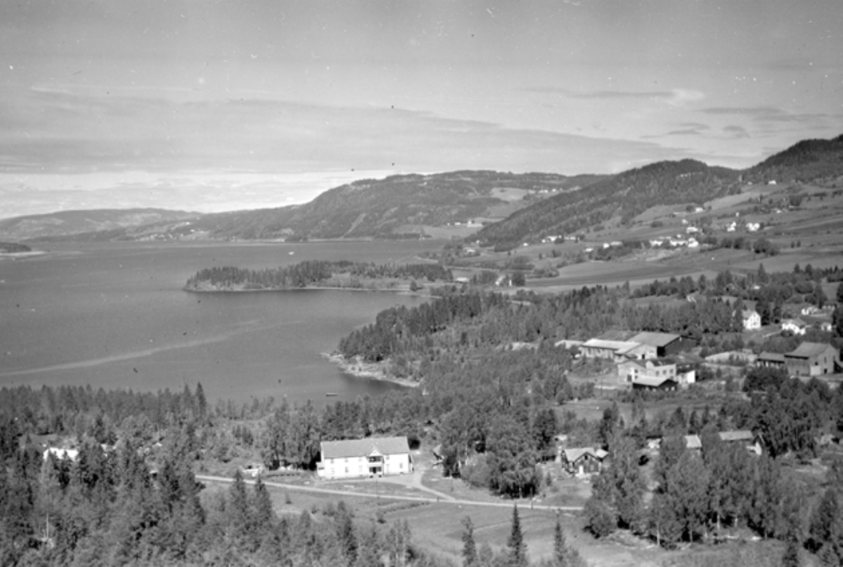 Widerøes Flyveselskap A/S, Flyfoto av arbeiderboligen til Moelv Cellulosefabrikk, landskap mot Ring, Moelv, Ringsaker.