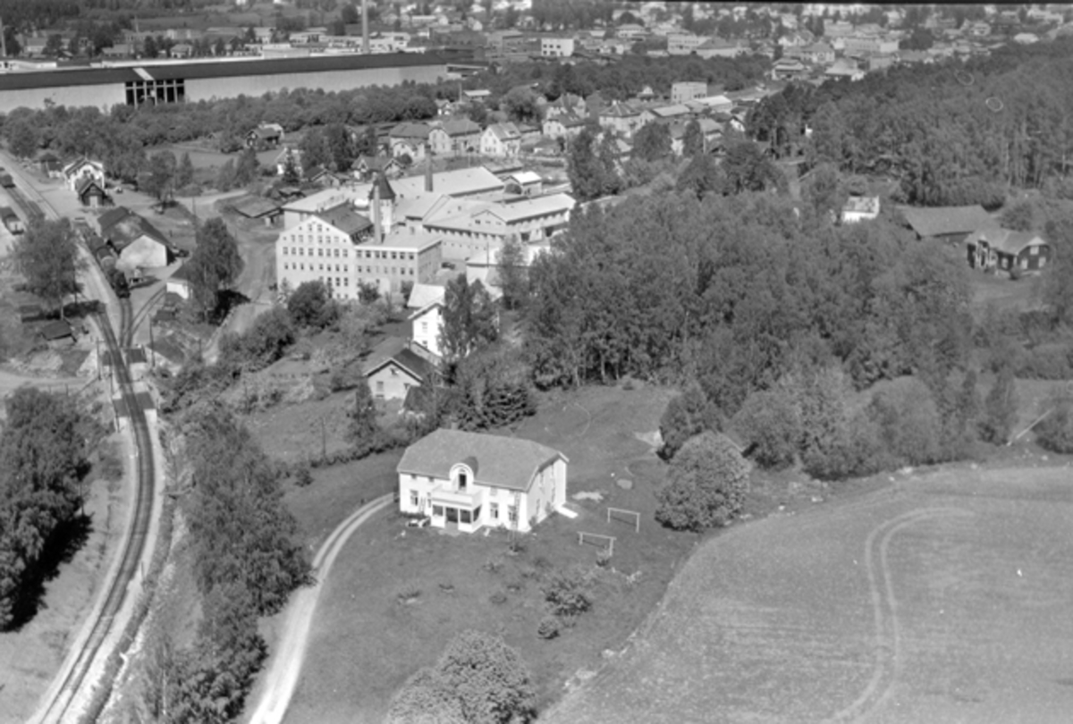 Widerøes Flyveselskap A/S, Flyfoto av Thore Grüner Bjerkes bolig på Nerkvern. Bak til venstre er Raustua, Kvernenga, Høyens konfeksjonsfabrikk, Brumunddal stasjon.