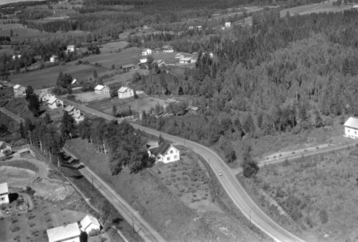 Widerøes Flyveselskap A/S, Flyfoto av Fremstadvegen, Riksveg 50, Brumunddal.