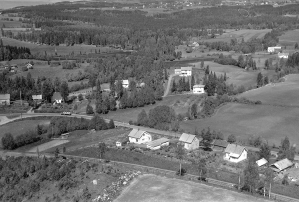 Widerøes Flyveselskap A/S, Flyfoto av Fremstadvegen, Brumunddal.