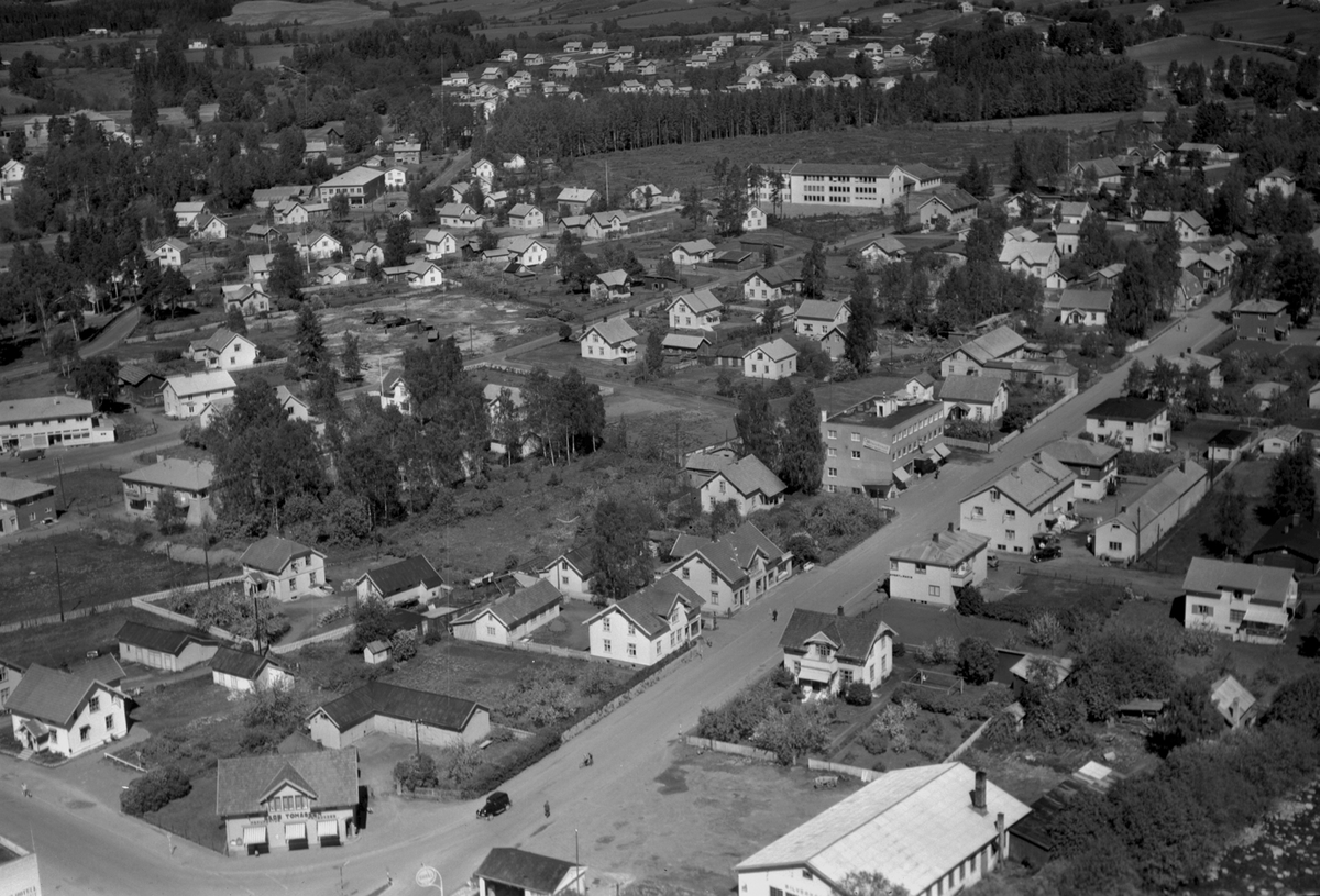 Widerøes Flyveselskap A/S, Flyfoto av Brumunddal, Berger Langmoens vei, Veldresiden.