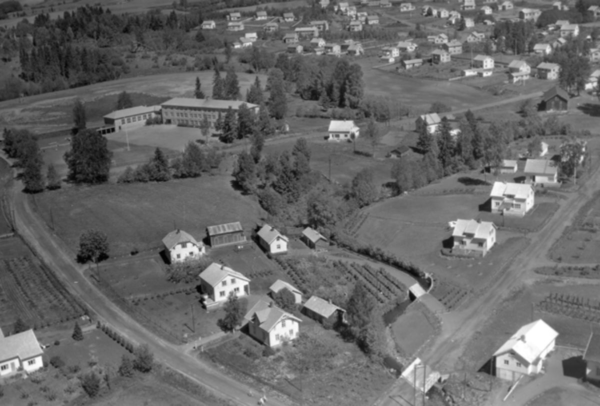 Widerøes Flyveselskap A/S, Flyfoto av bebyggelse i Fagerlundvegen, Bausbakkvegen, Brumunddal.