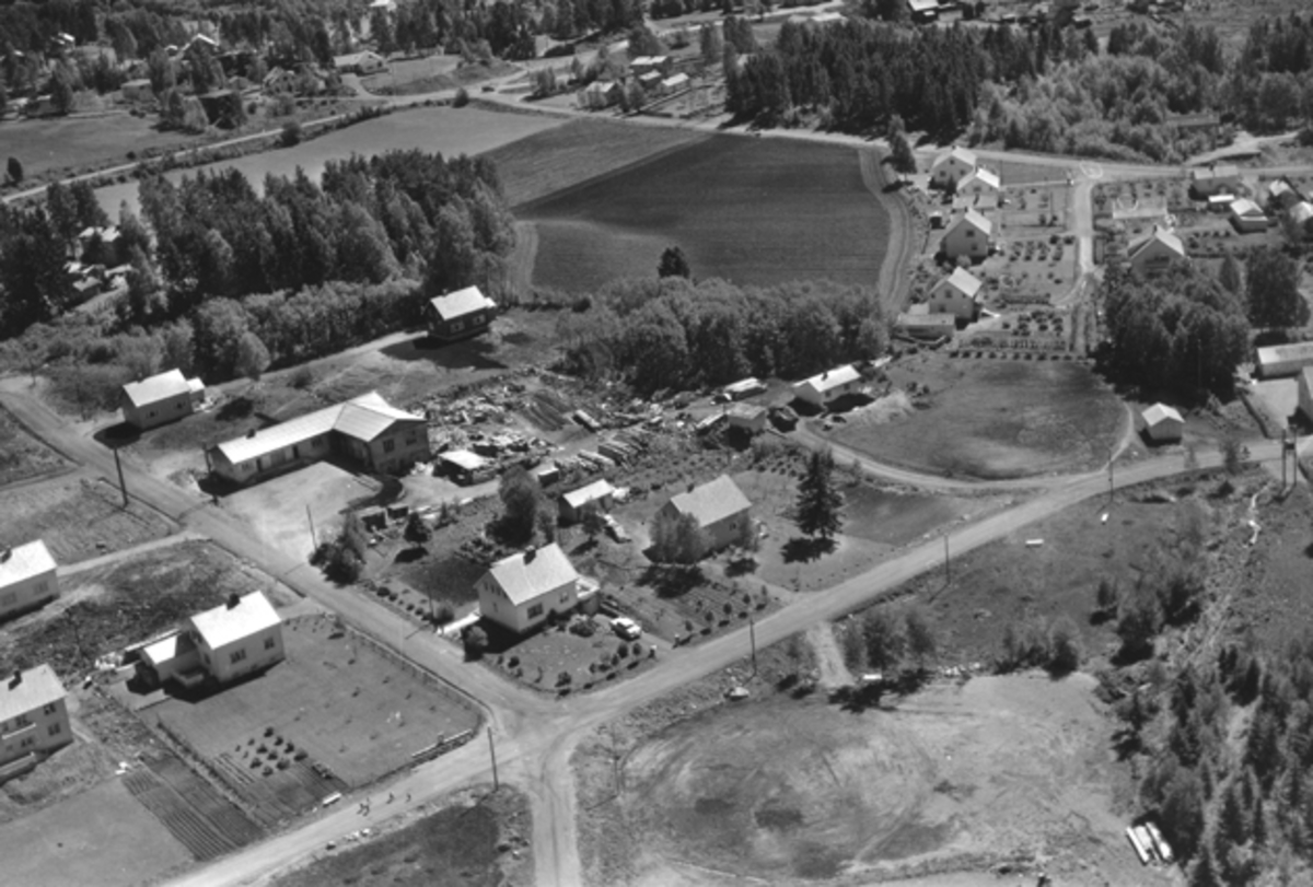 Widerøes Flyveselskap A/S, Flyfoto av Bakkehaugen, Trygve Kaashagens lager, Brumunddal.