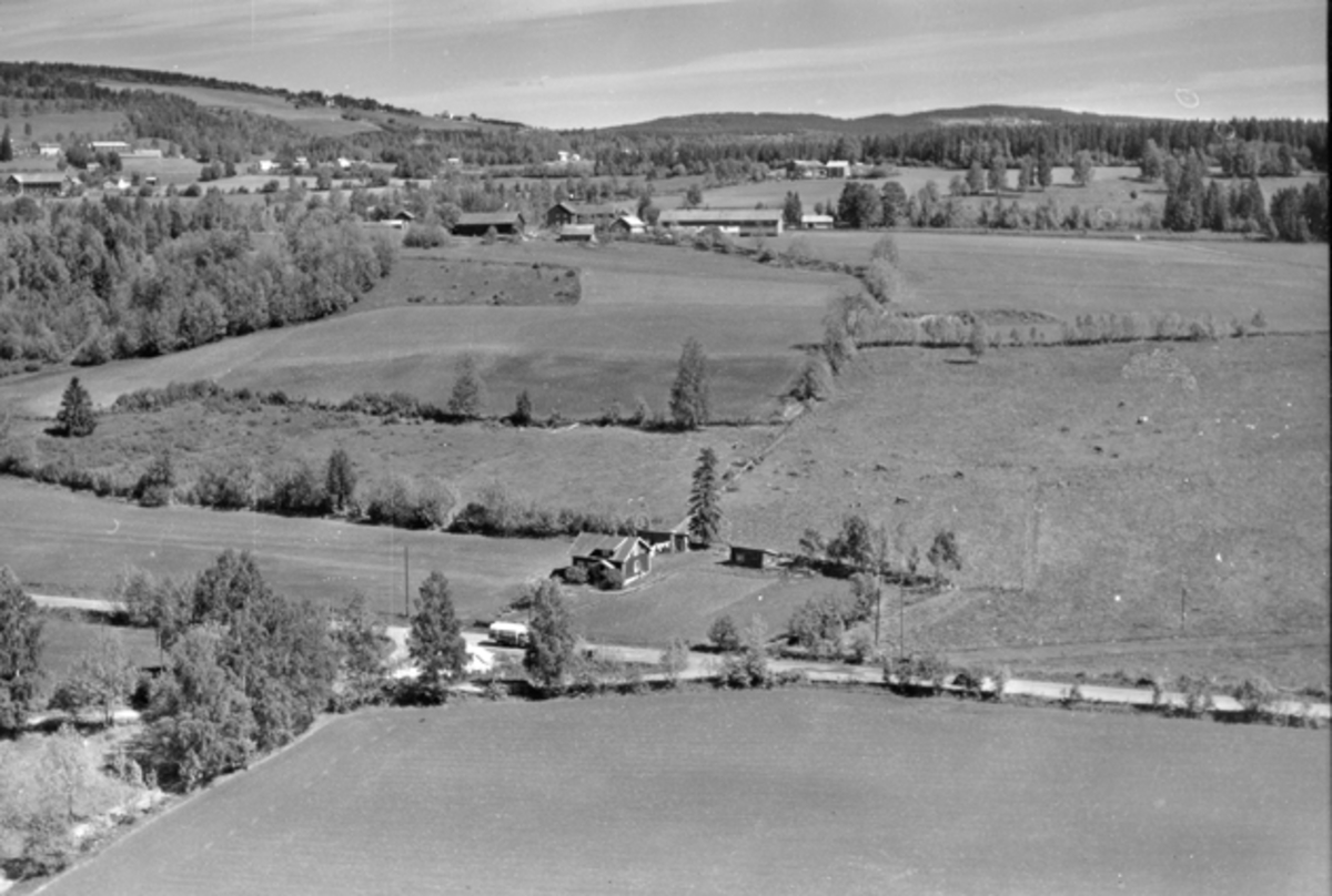 Widerøes Flyveselskap A/S, Flyfoto av Hellerud gard, Bergshøgda, Ringsaker.