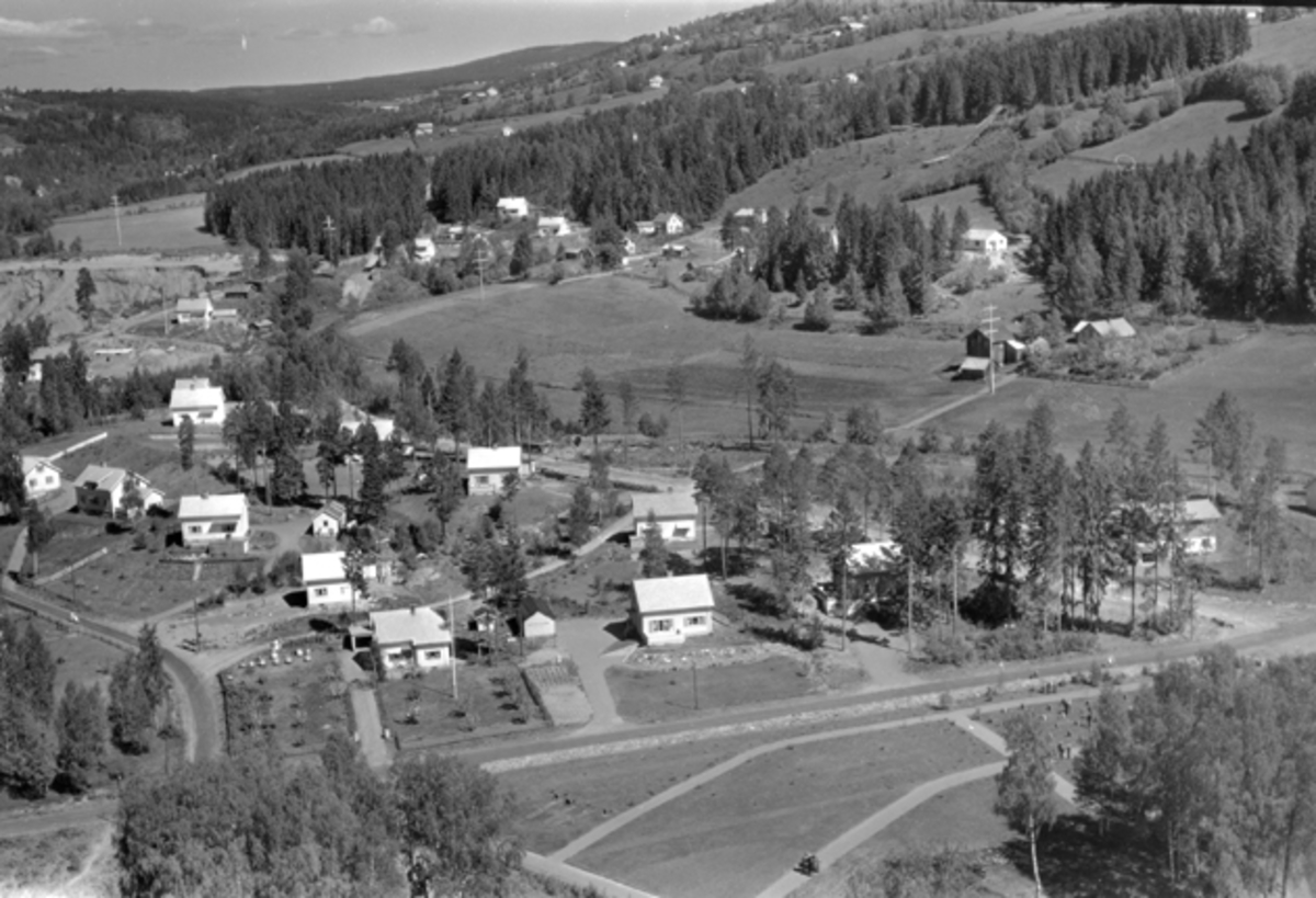 Widerøes Flyveselskap A/S, Flyfoto av Brumunddal med Kirkevegen, Liavegen, Øverkvernvegen. Øverkvern grustak.