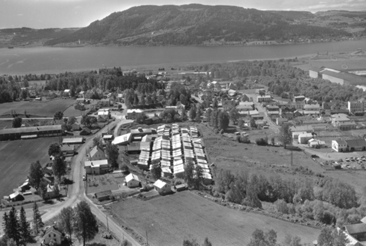 Widerøes Flyveselskap A/S, Flyfoto av Brumunddal med Lundby bruk i forgrunnen. Mjøsa og Bangsberget i bakgrunnen.