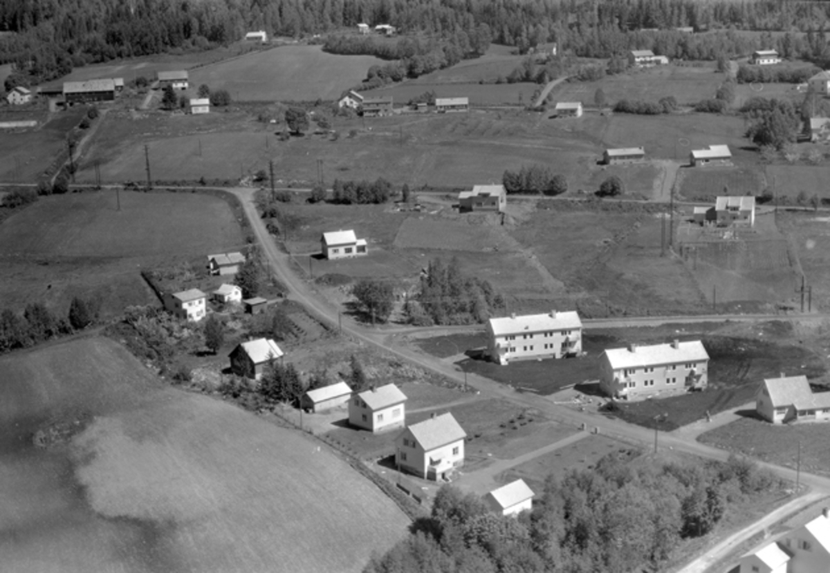 Widerøes Flyveselskap A/S, Flyfoto av Byflatvegen, Veldrevegen, Rostad, Brumunddal.